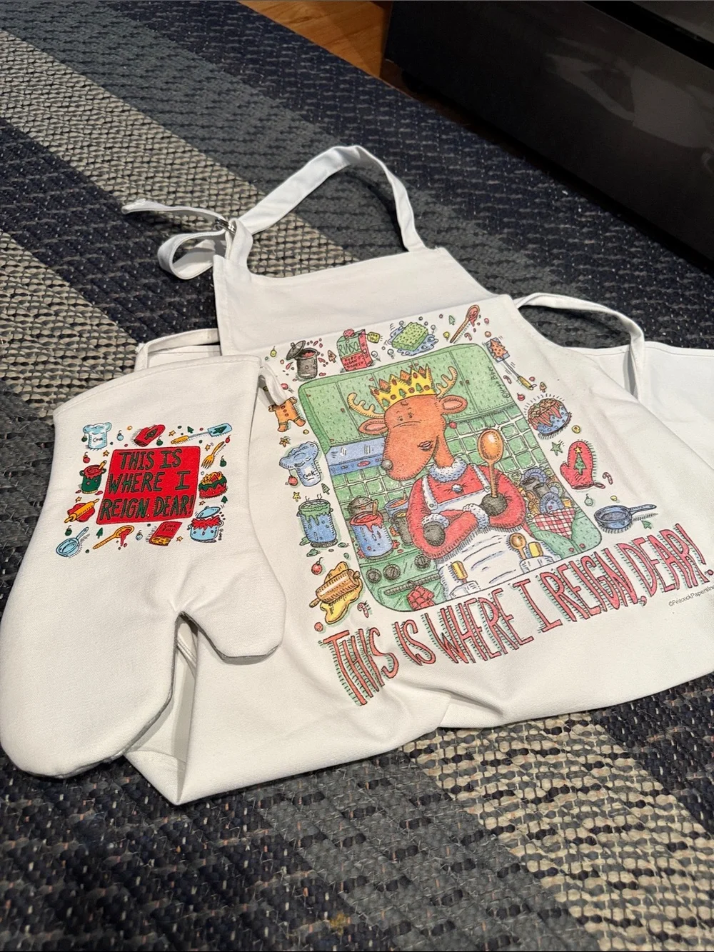 Brand New Apron & Oven Mitt Gift Set – “This Is Where I Reign, Dear!”